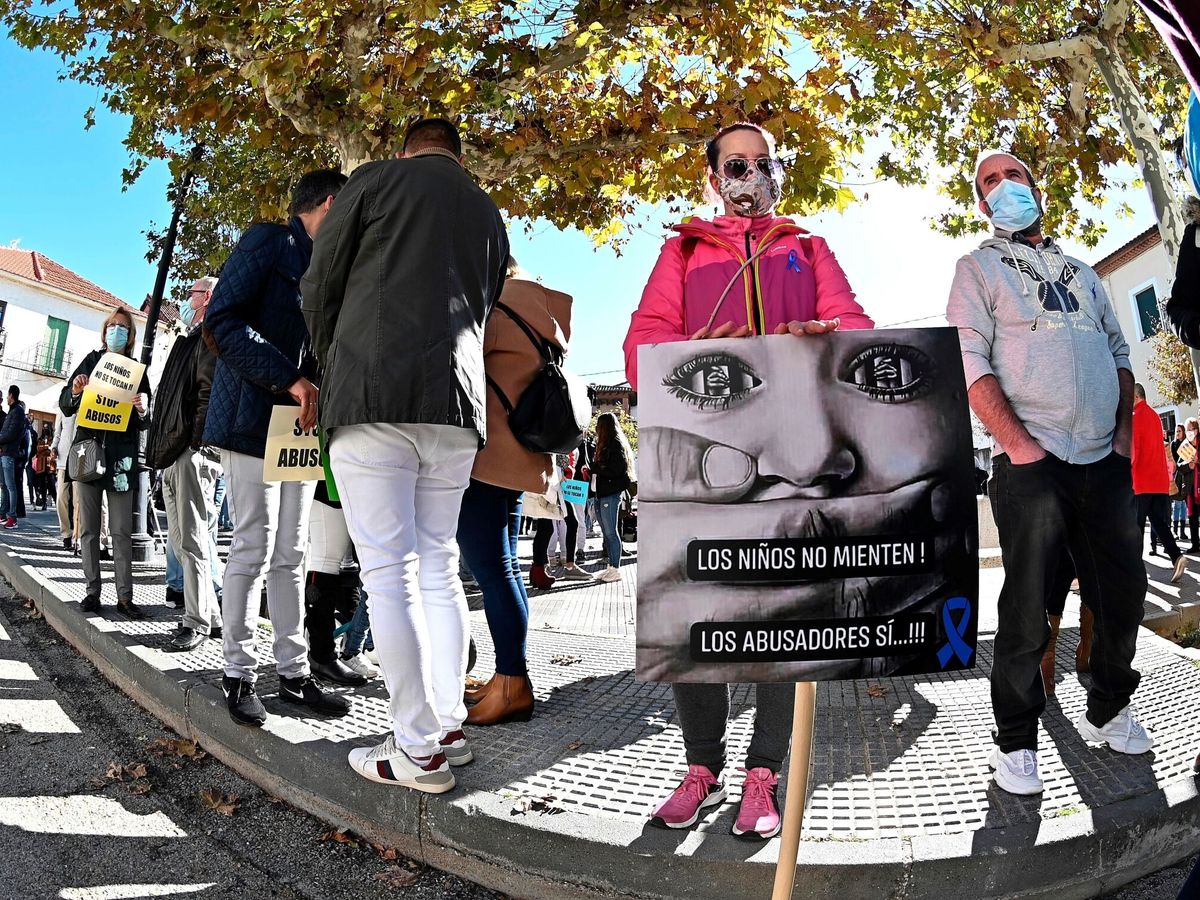Foto: Concentración contra la pederastia. (EFE/ Fernando Villar)