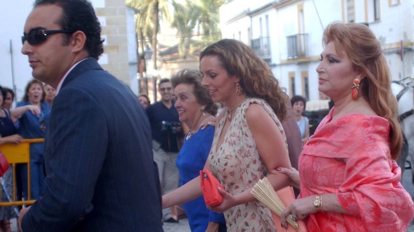 Rocío Carrasco, junto a su madre en la boda de Sol Bohórquez y Borja Domecq.  (CP)