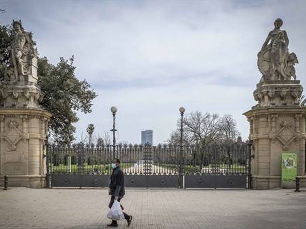 Foto: Un hombre pasea por delante del parque de la Ciudadella de Barcelona. (EP)