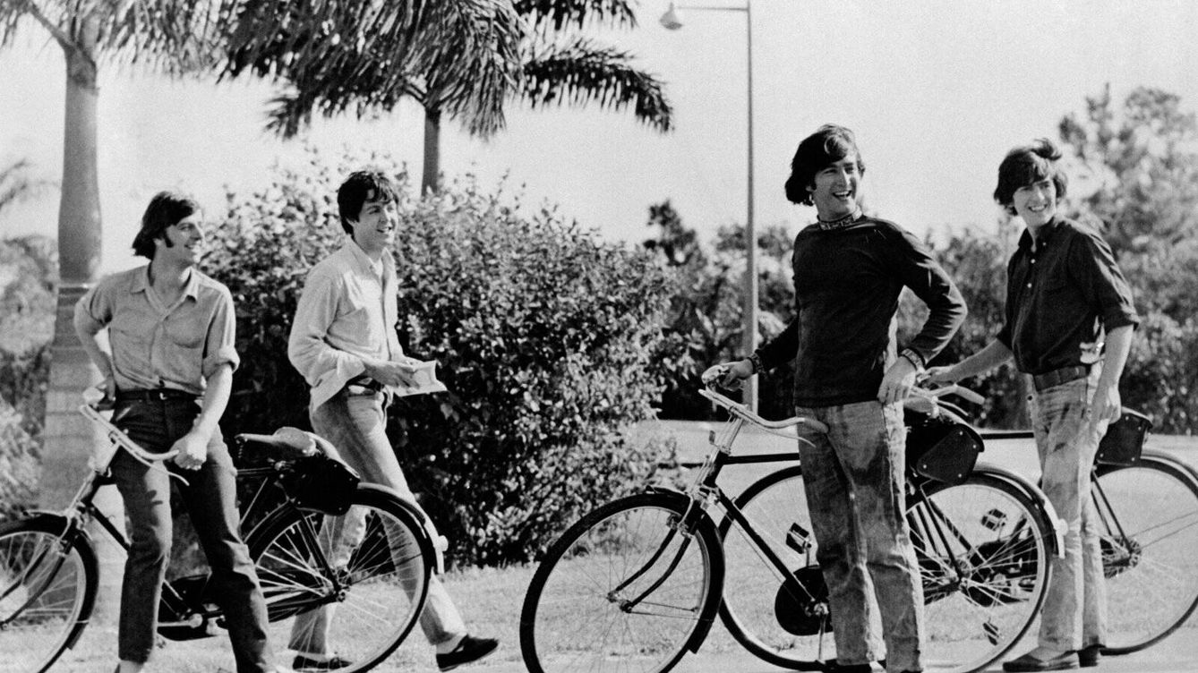 Foto: The Beatles, pasándolo en grande con sus bicis en los sesenta. Son imágenes del documental 'Get back'. (Getty)