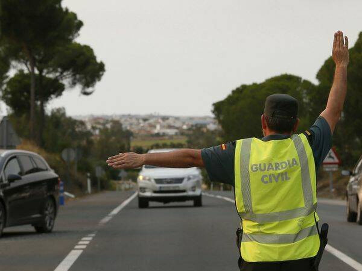 Foto: Un guardia civil desvía el tráfico. (EFE)