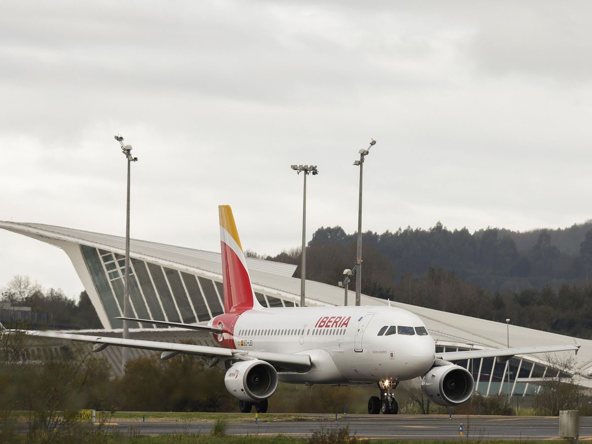 Foto: Avión de Iberia en el aeropuerto de Bilbao. (EFE/Miguel Toña)
