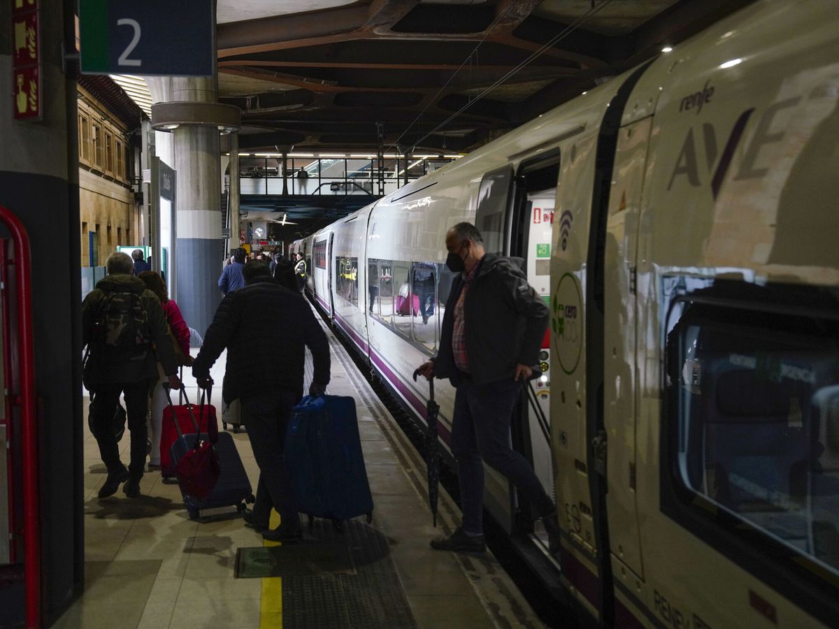 Foto: Trenes Avril de Renfe en la estación de Oviedo. (EFE/Paco Paredes)