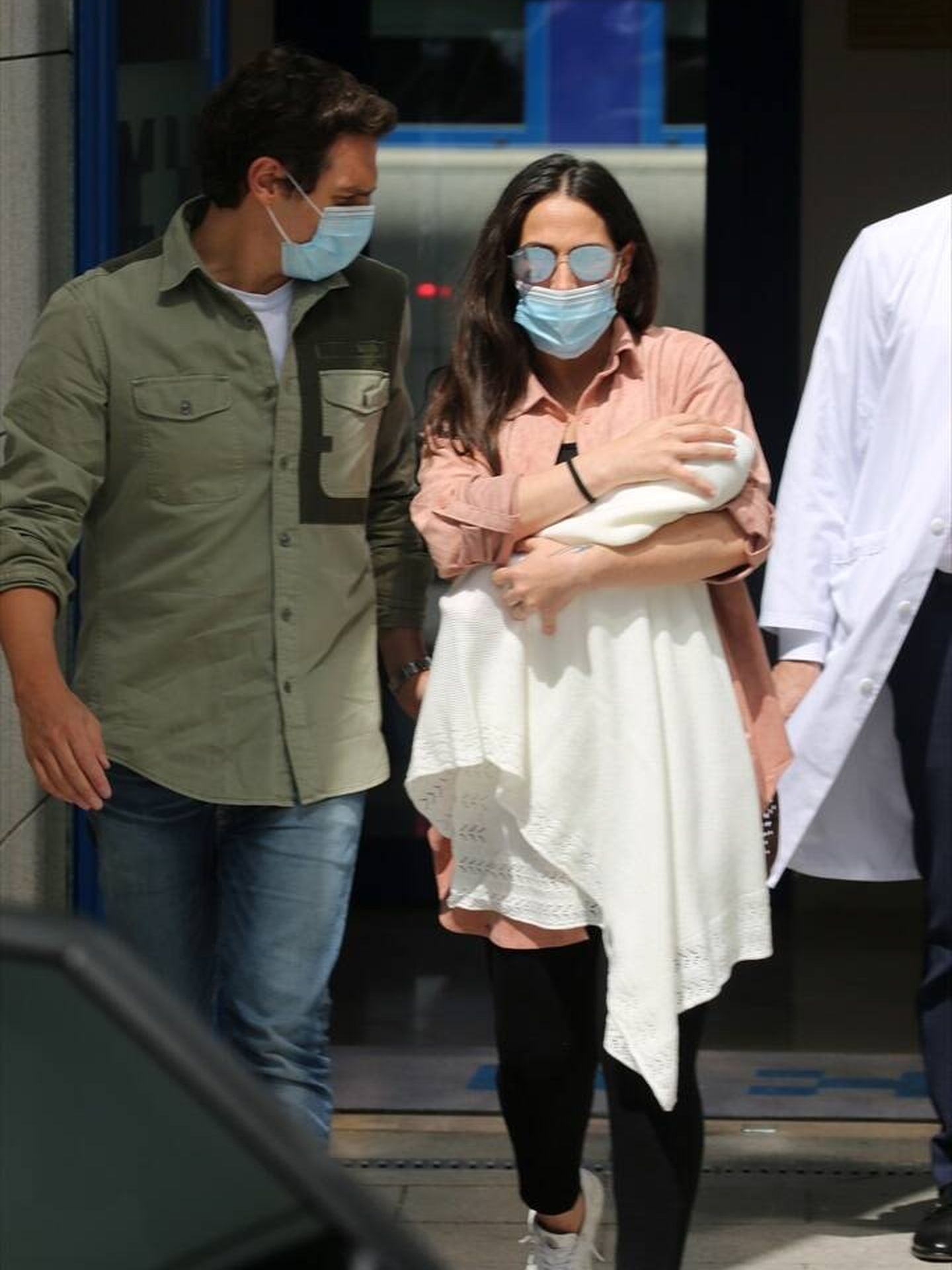Malú y Albert Rivera, saliendo del hospital tras convertirse en padres. (Europa Press)