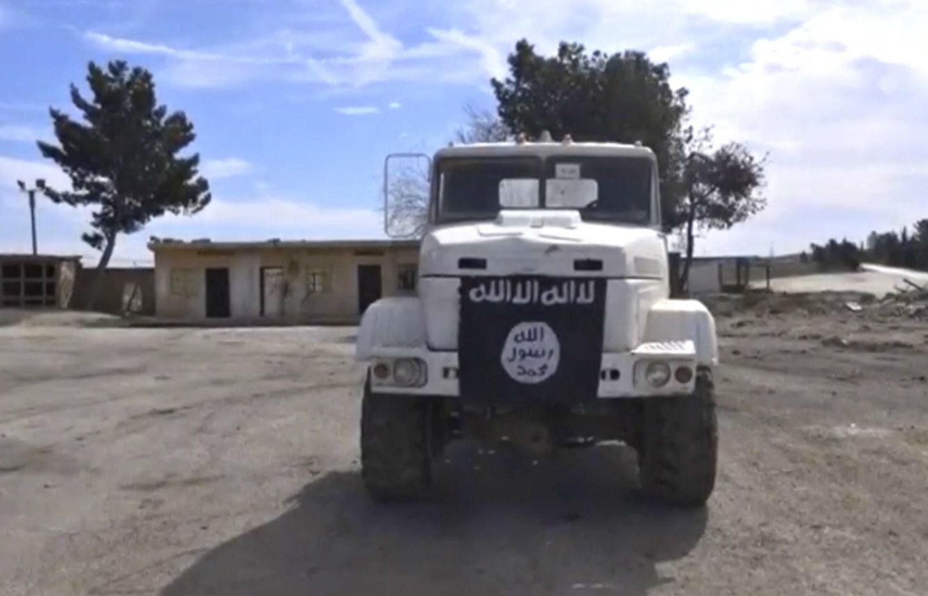 Captura de un video que muestra un camión utilizado por el ISIS para transportar crudo en Al Shadadi, Siria (Reuters)