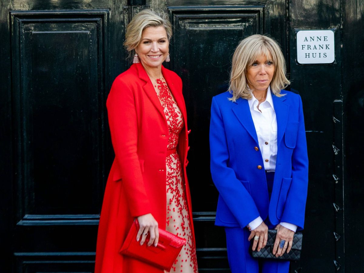 Foto: Máxima de Holanda y Brigitte Macron posan en la puerta de la casa de Ana Frank en Ámsterdam. (CP)