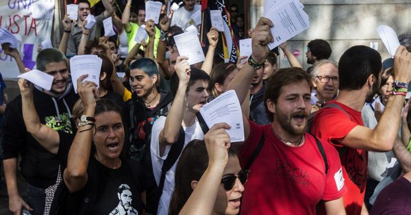 Foto:  Varios estudiantes salen de la Universidad de Barcelona con papeletas del referéndum sobre la independencia de Cataluña. (EFE)