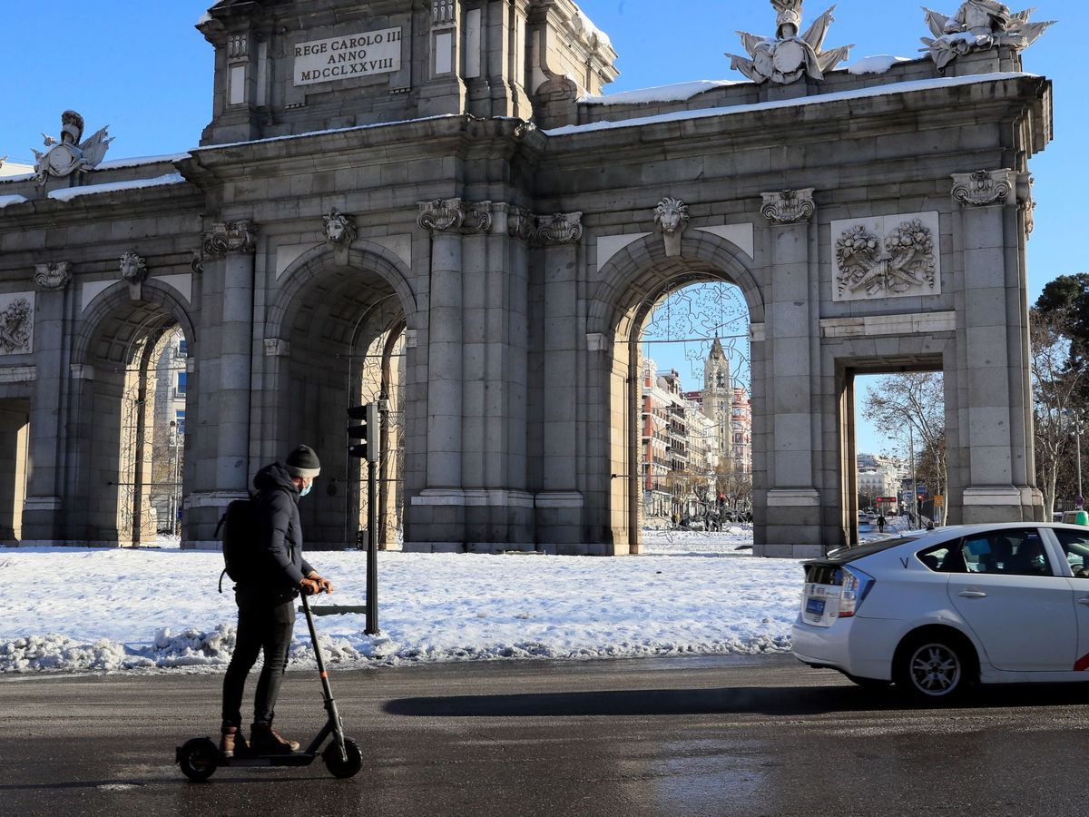 Foto: Un hombre circula con su patinete eléctrico por la madrileña calle Alcalá. (EFE)