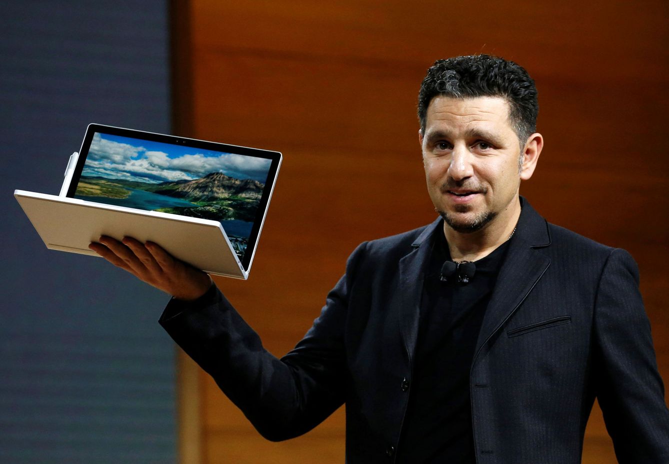 Microsoft también ha presentado una nueva versión de Surface Book. (Reuters)