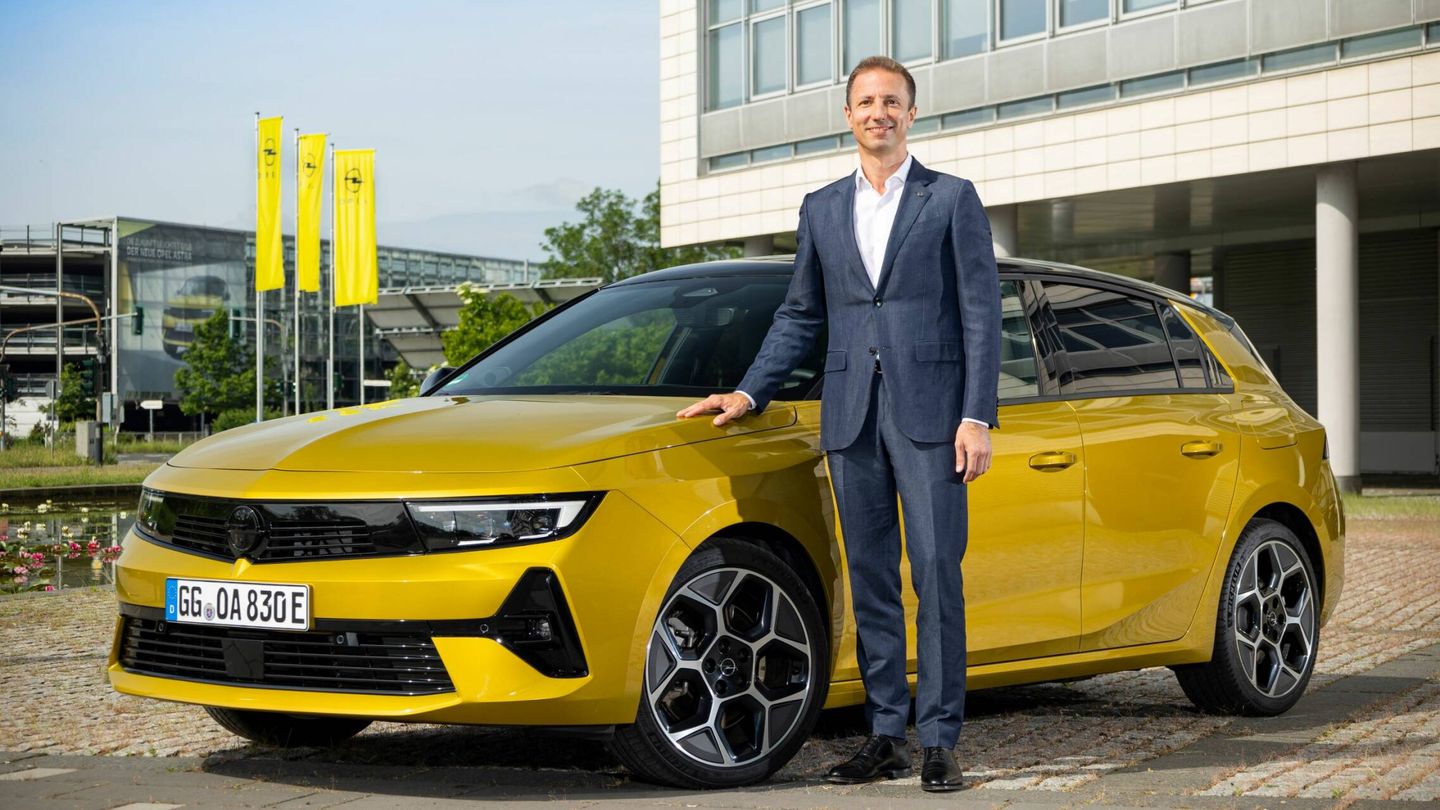 Florian Huettl, junto al nuevo Opel Astra, que tendrá versión eléctrica desde 2023.