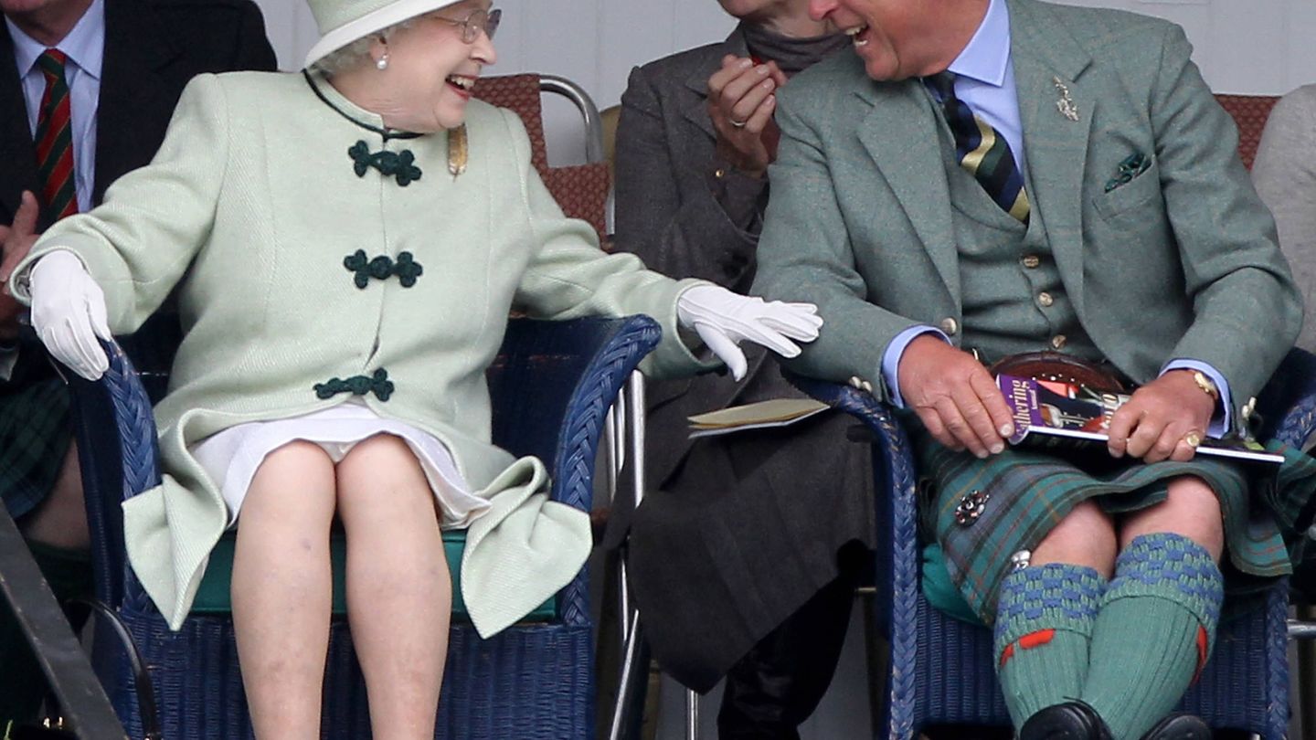  Isabel II y el príncipe Carlos, felices en una visita a África. (Getty)