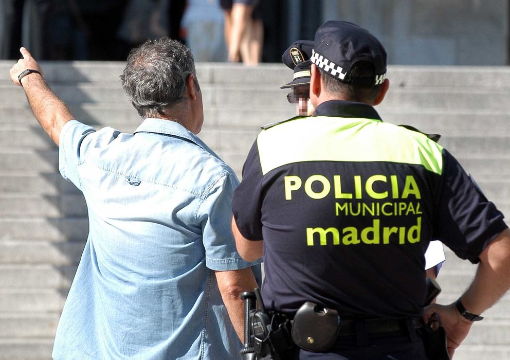 Foto: Dos policías municipales de Madrid hablan con un ciudadano. (madrid.es)