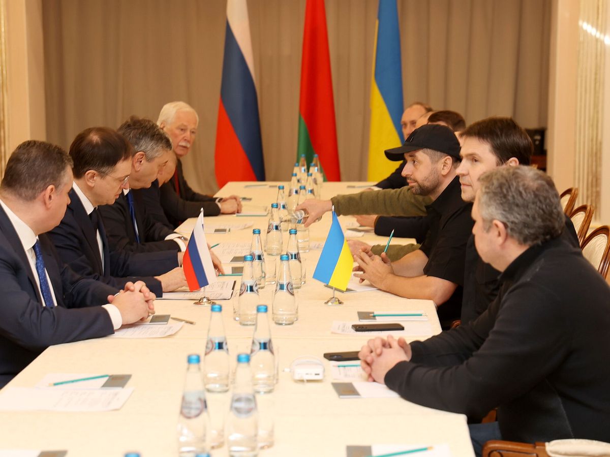 Rusia y Ucrania terminan su reunión con el compromiso de continuar con el  diálogo