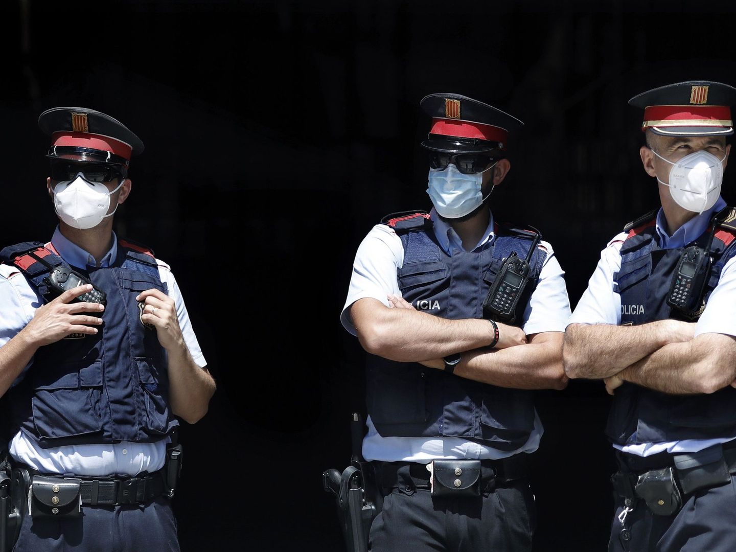 Tres agentes de los Mossos d'Esquadra hacen guardia a la entrada del Palau de la Generalitat, en Barcelona. (EFE)