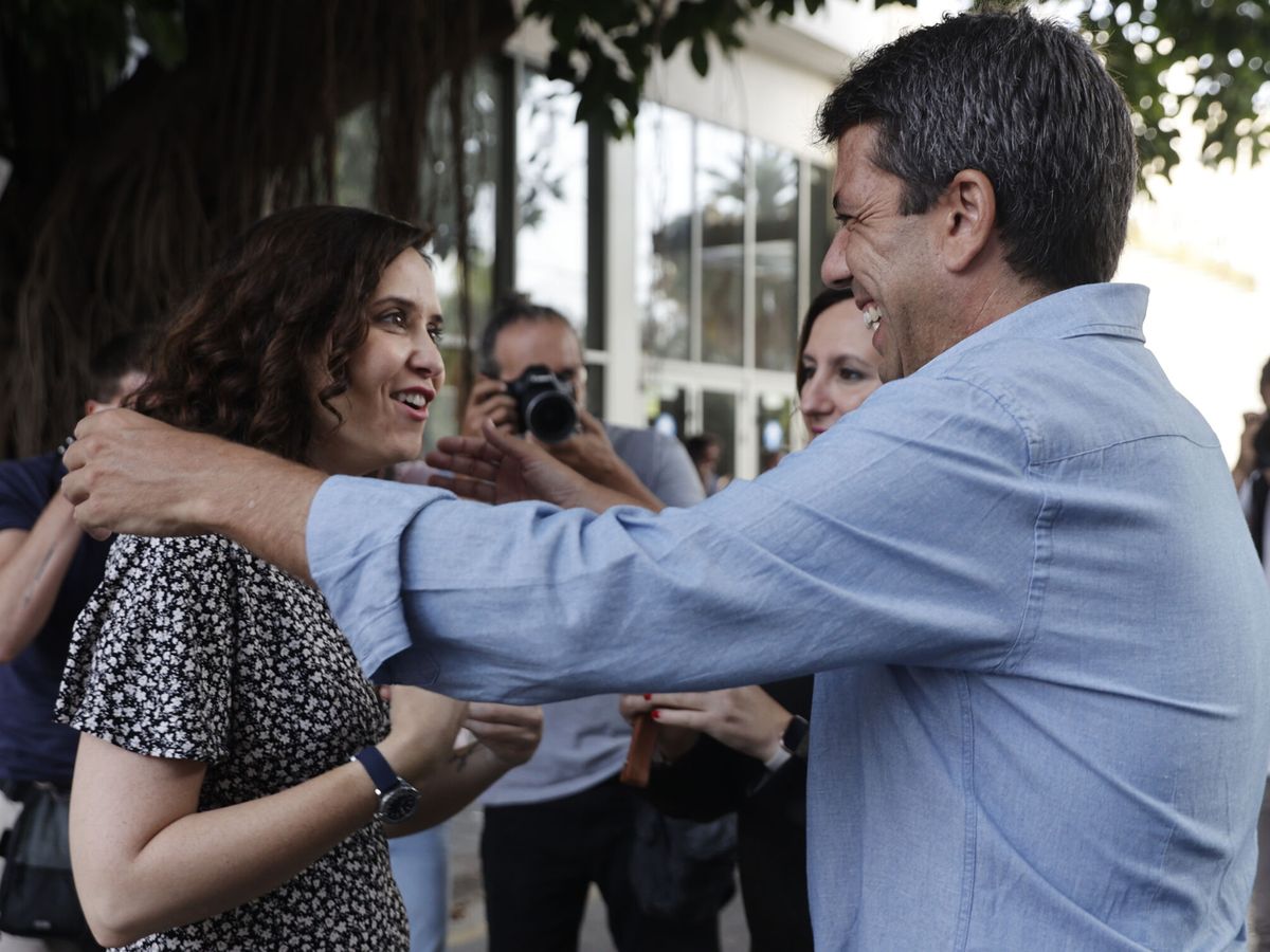 Foto: La presidenta madrileña, Isabel Díaz Ayuso, saluda al presidente valenciano, Carlos Mazón. (EFE/Kai Forsterling)