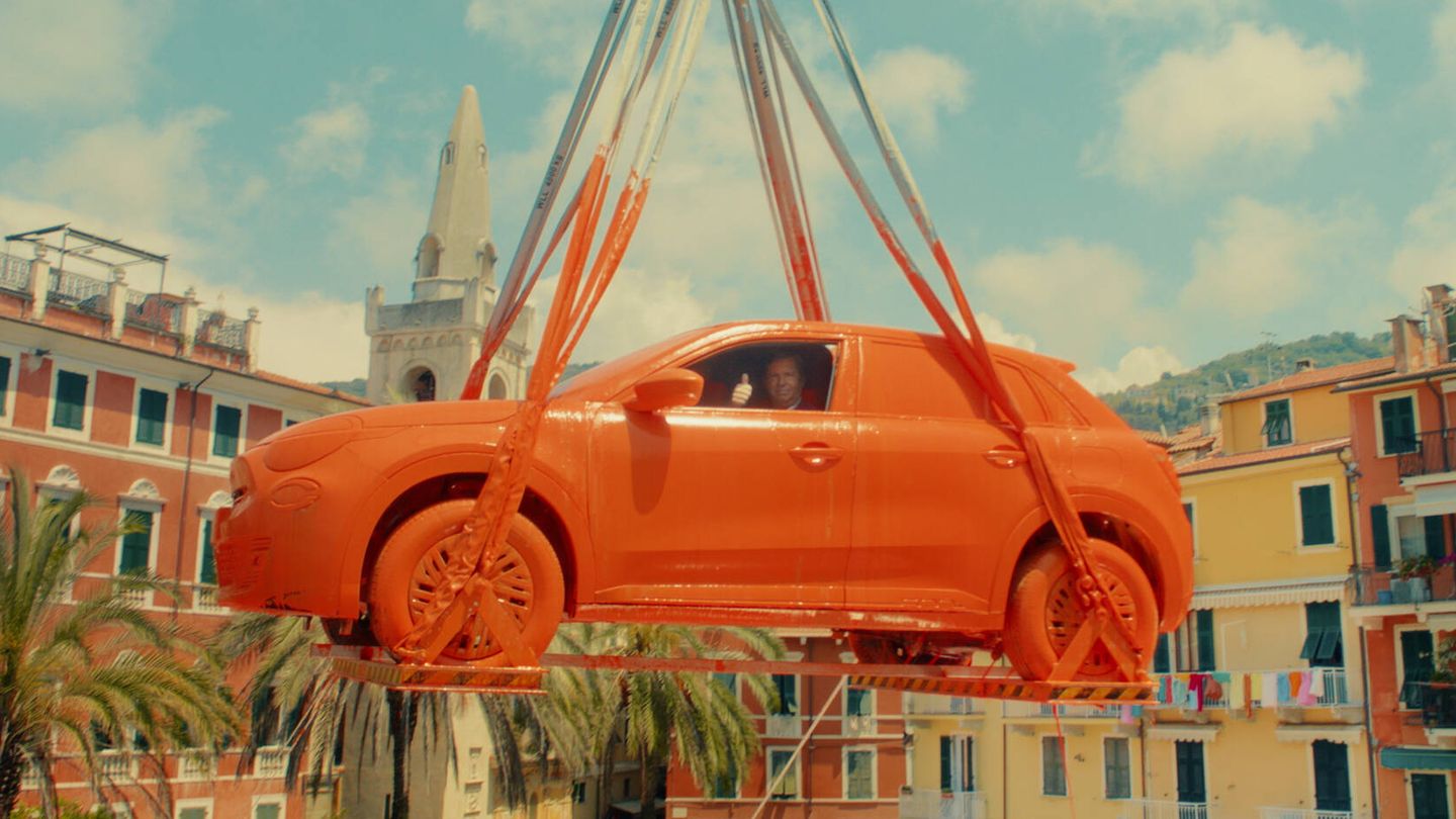 En el vídeo de Fiat, el nuevo 600e entra en una urna gigante para ser pintado en naranja.