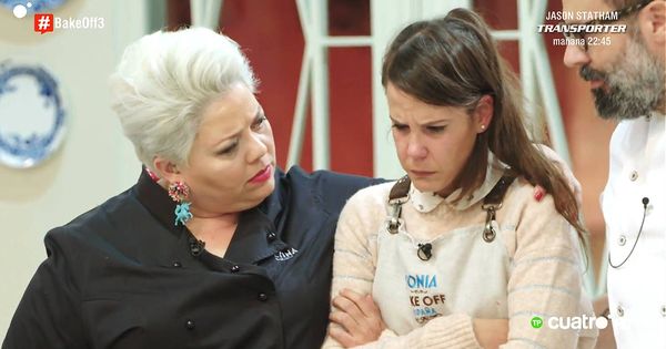 Foto: Betina Montagne animando a Sonia en 'Bake Off España'. (Mediaset)