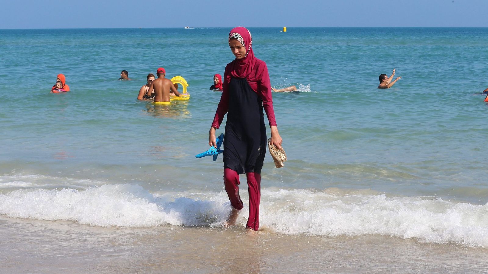 Foto: Una mujer se baña con burkini en Túnez. (EFE)