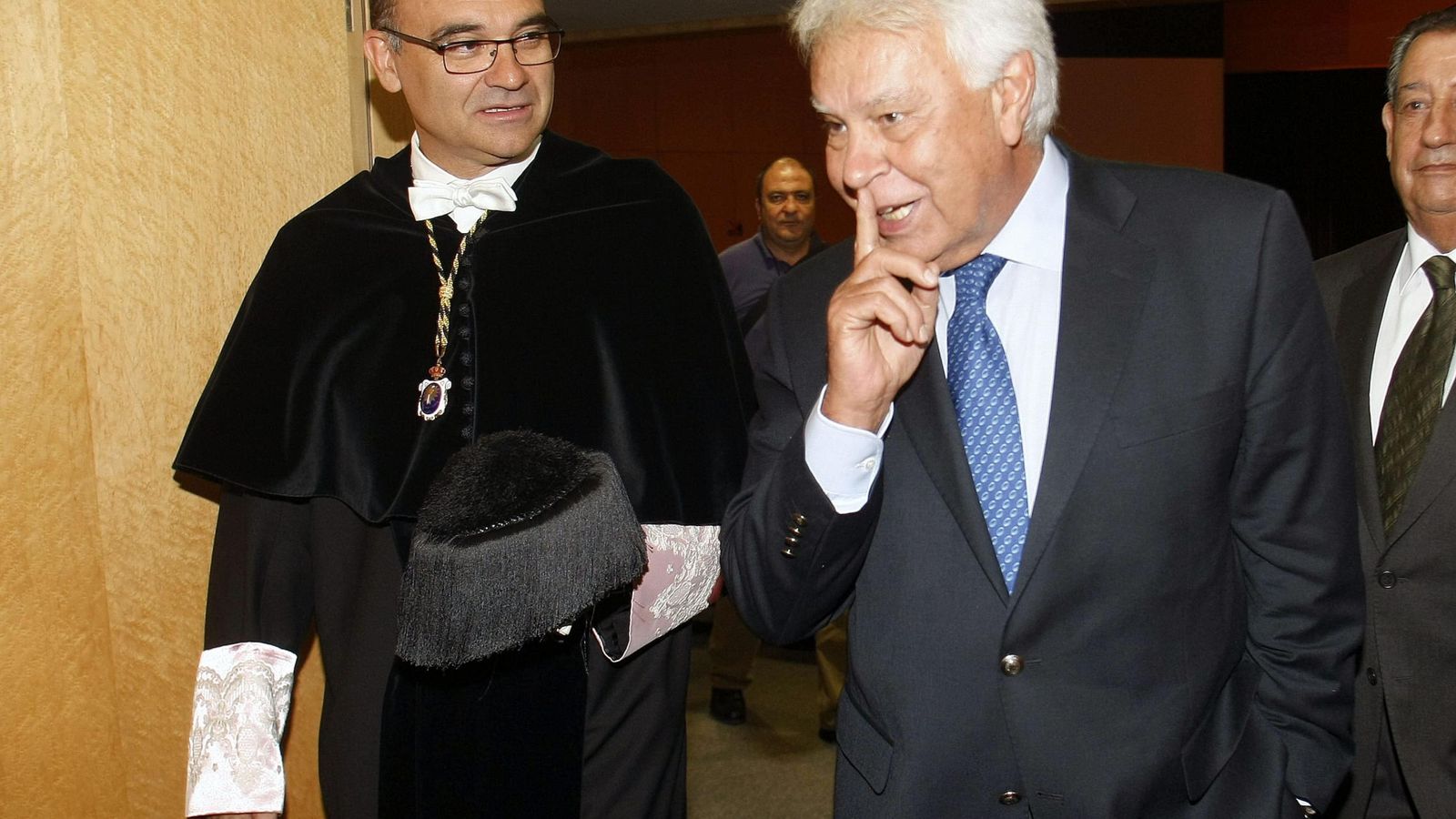 Foto: El expresidente del Gobierno socialista Felipe González y el Rector de la UA, Manuel Palomar. (EFE)