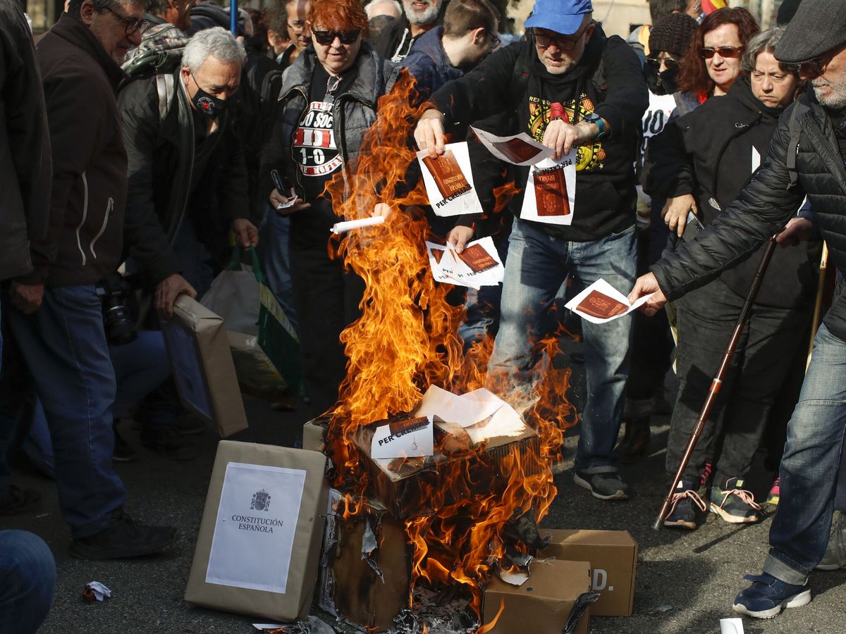 Foto: Miembros de los Comités de Defensa de la República (CDR) queman banderas y ejemplares de la Constitución española. (EFE/Marta Pérez)