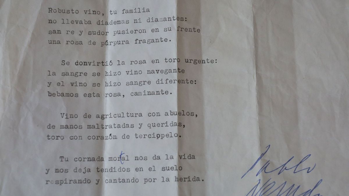 Un poema de Neruda en una mudanza: hallan su soneto 'Sangre de toro' firmado 