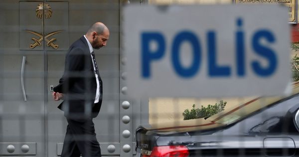 Foto: Un miembro del equipo de seguridad del consulado saudí en Estambul, tras la valla policial. (Reuters)