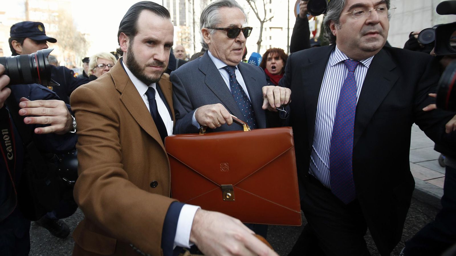 Foto: Miguel Blesa, ex presidente de Caja Madrid, saliendo del juzgado (Reuters)