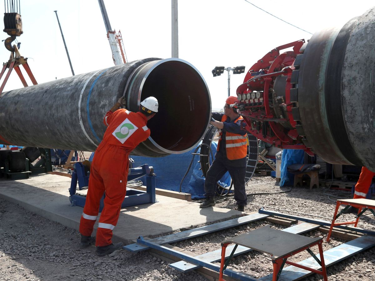 Foto: Trabajadores unen dos tubos del gasoducto Nord Stream 2 en Rusia. (Reuters)