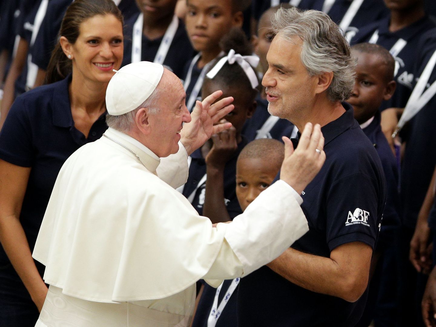 Andrea Bocelli y el Papa Francisco. (EFE)