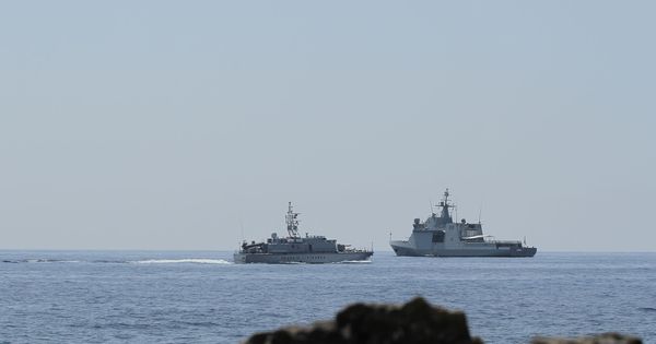 Foto: El buque Audaz a su llegada a las costas de Lampedusa. (Reuters)