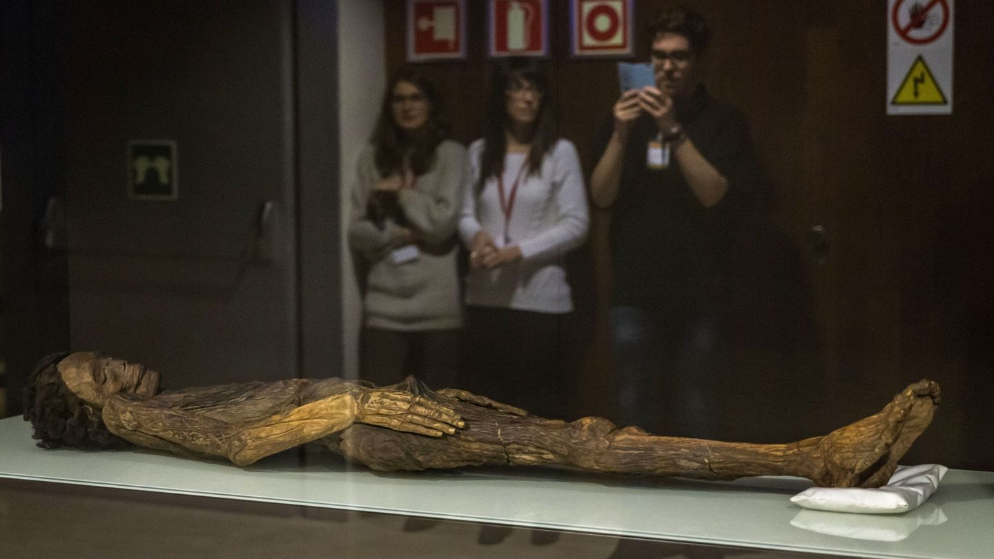 La momia guanche canaria mejor conservada (850 años de antigüedad) yace en el Museo Arqueológico. (EFE)