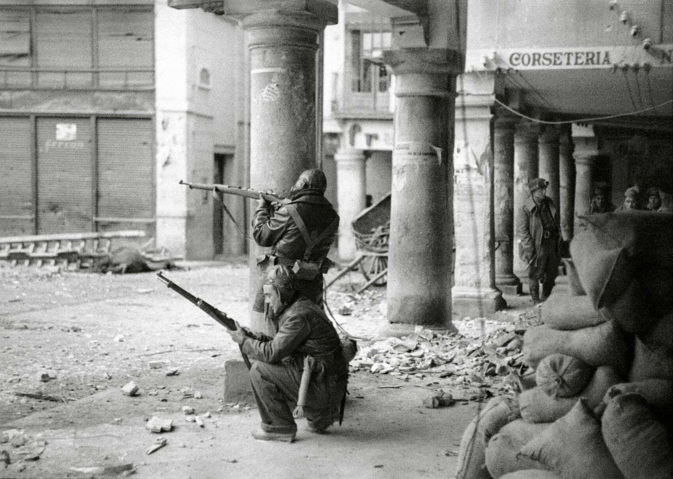 Combatientes en la plaza de Torico en Teruel, en 1937. (Alfonso/Vegap)