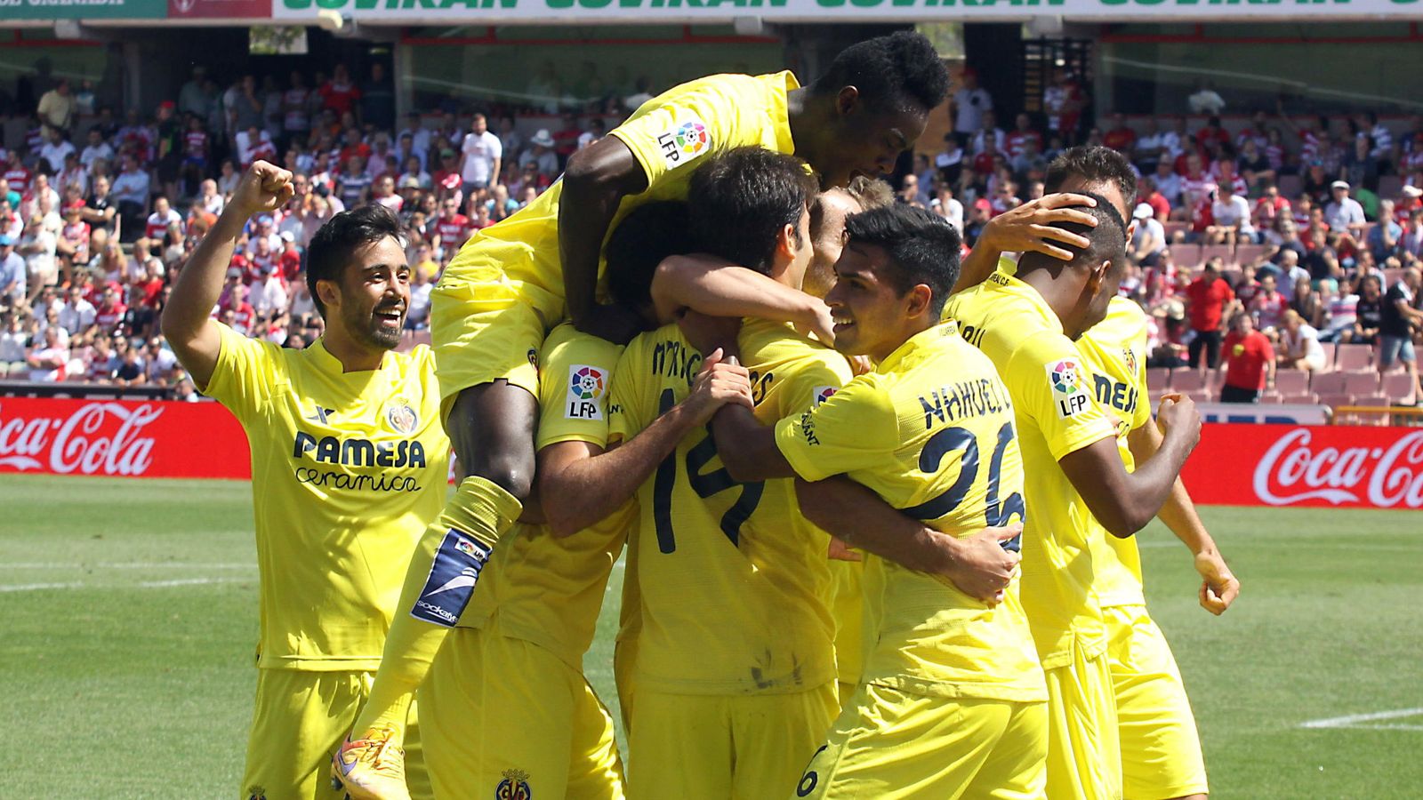 Foto: Jugadores del Villarreal celebran uno de los goles que les dio el triunfo en Granada (EFE)