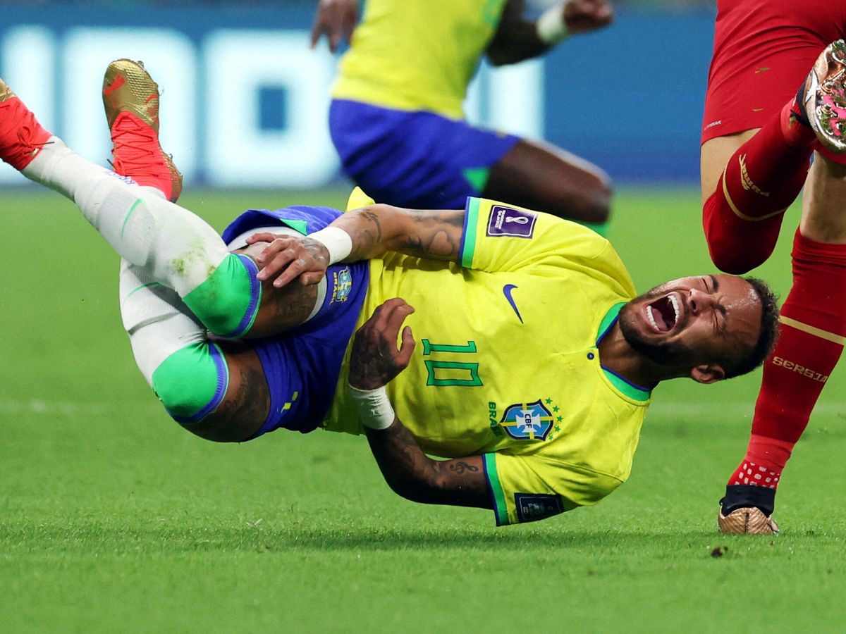 Foto: Neymar se duele en una entrada en el partido contra Serbia. (Reuters/Amanda Perobelli)