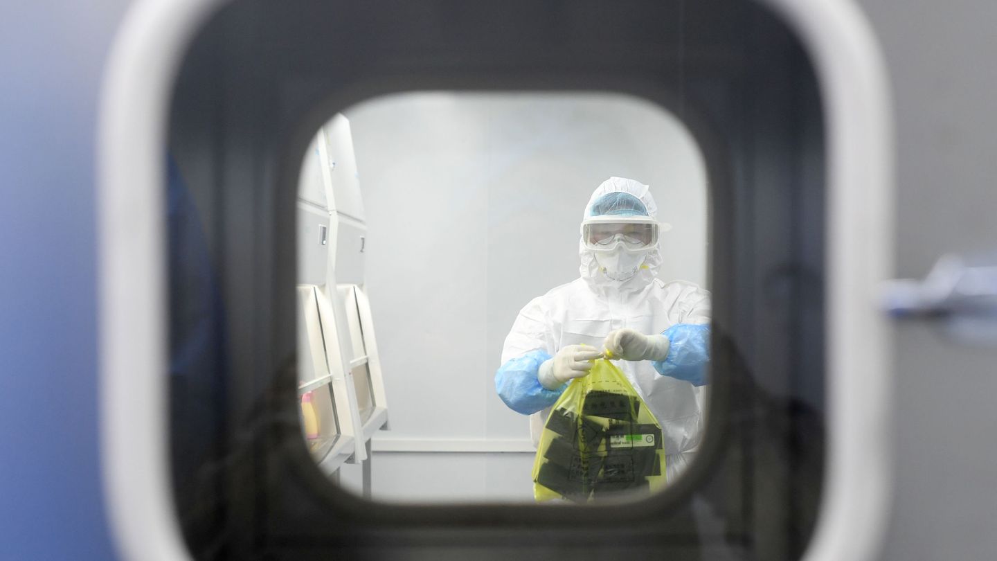 Un trabajador de un laboratorio de Wuhan. (Reuters)