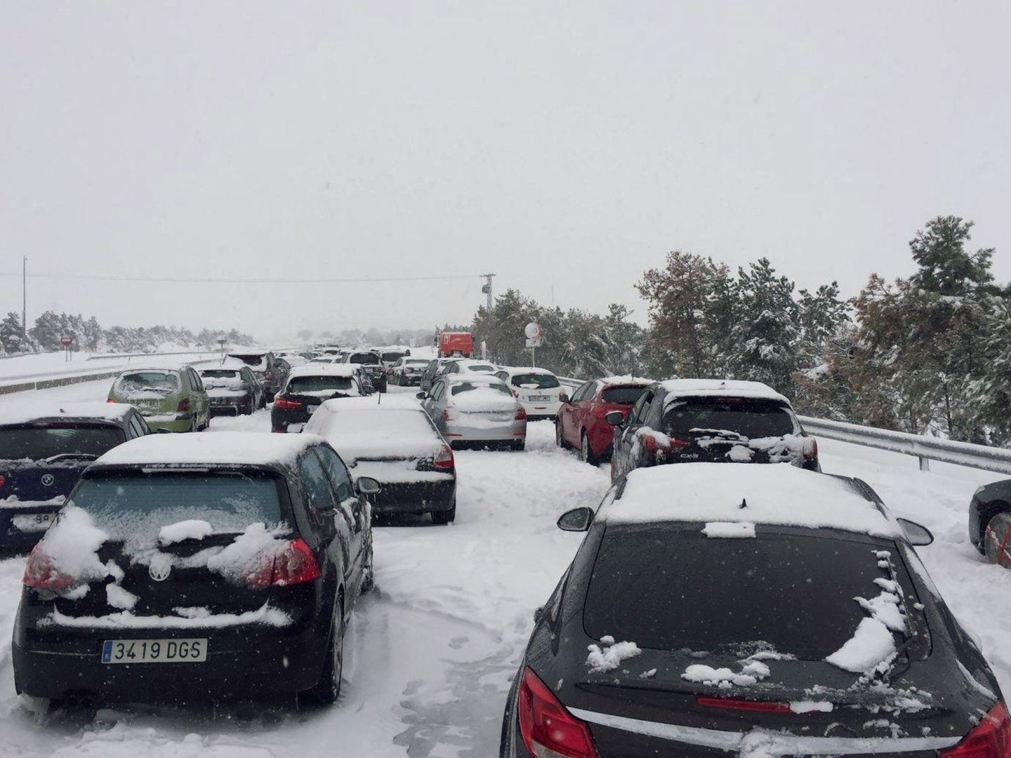 La nevada también atrapó a varios coches en la AP6 que tuvieron que esperar a las máquinas quitanieve (EFE)