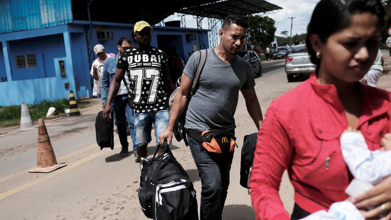 Foto: Inmigrantes venezolanos cruzan a Brasil en el paso fronterizo de Pacaraima, en noviembre de 2017. (Reuters)