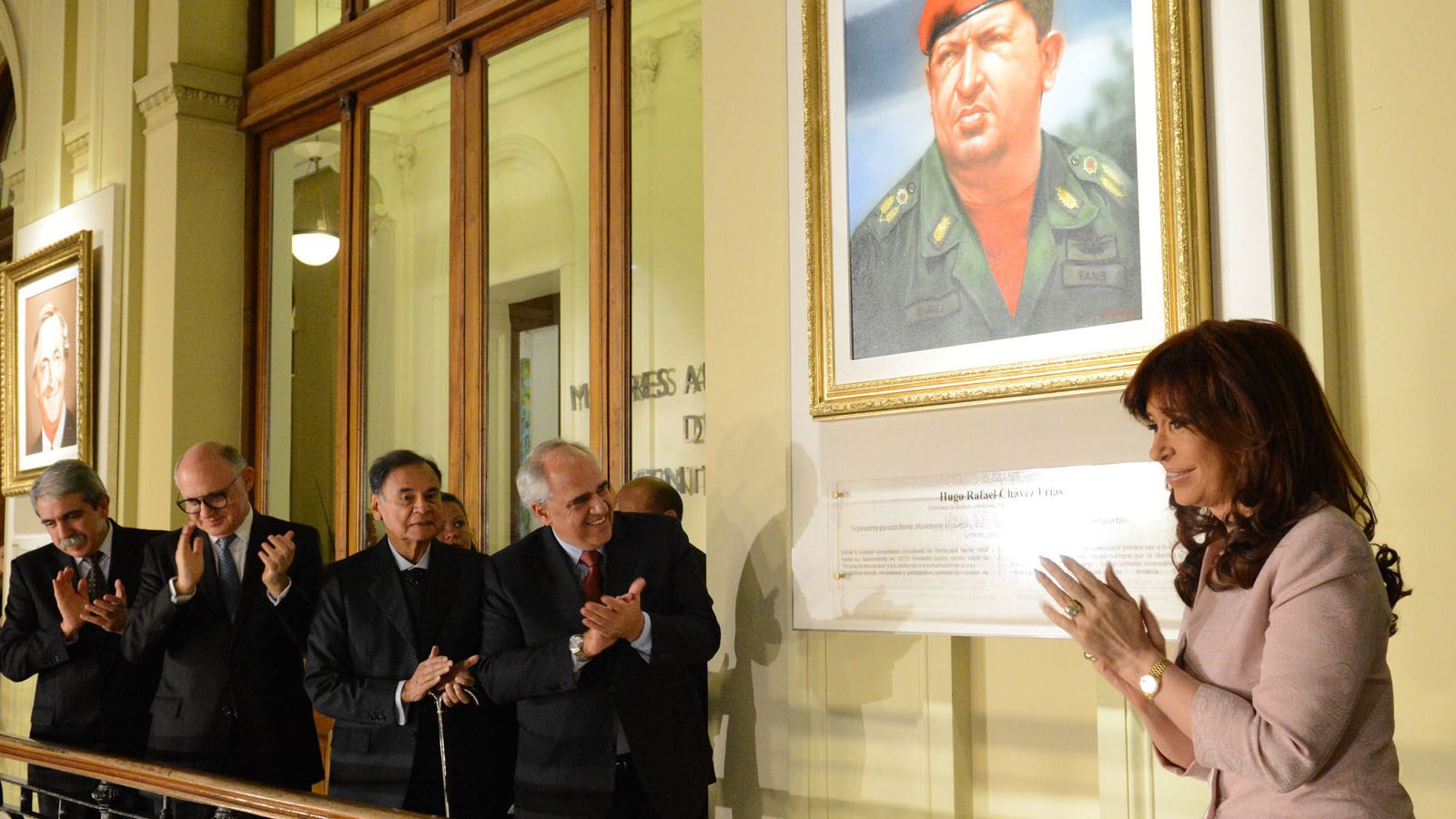 Foto: Fernández de Kirchner junto al cuadro de Hugo Chávez en la Casa Rosada