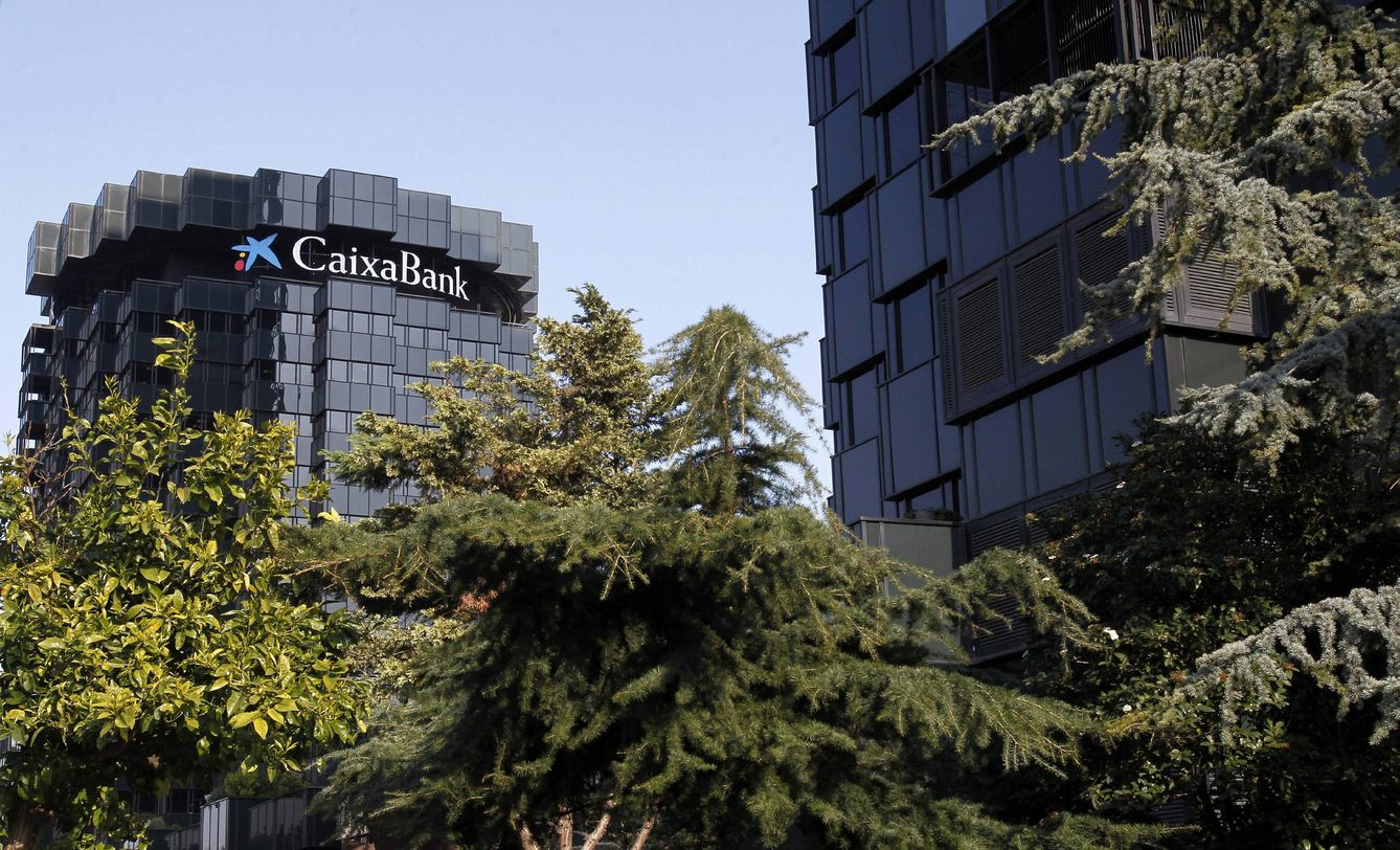 Sede de CaixaBank en la avenida Diagonal de Barcelona. (EFE/Albert Olivé)