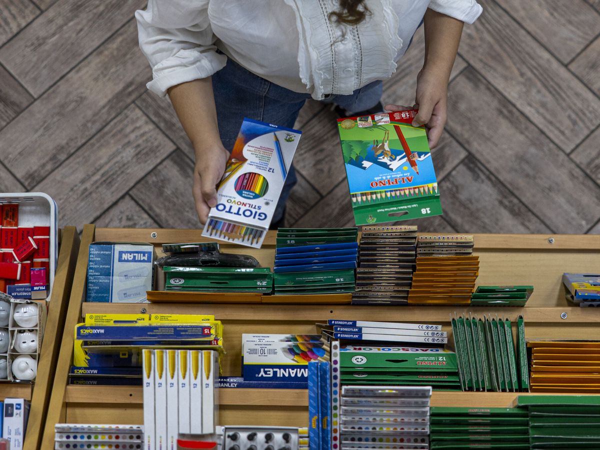 Foto: Material escolar a la venta en una librería de Madrid con motivo del inicio del curso escolar. (EFE/Daniel González)