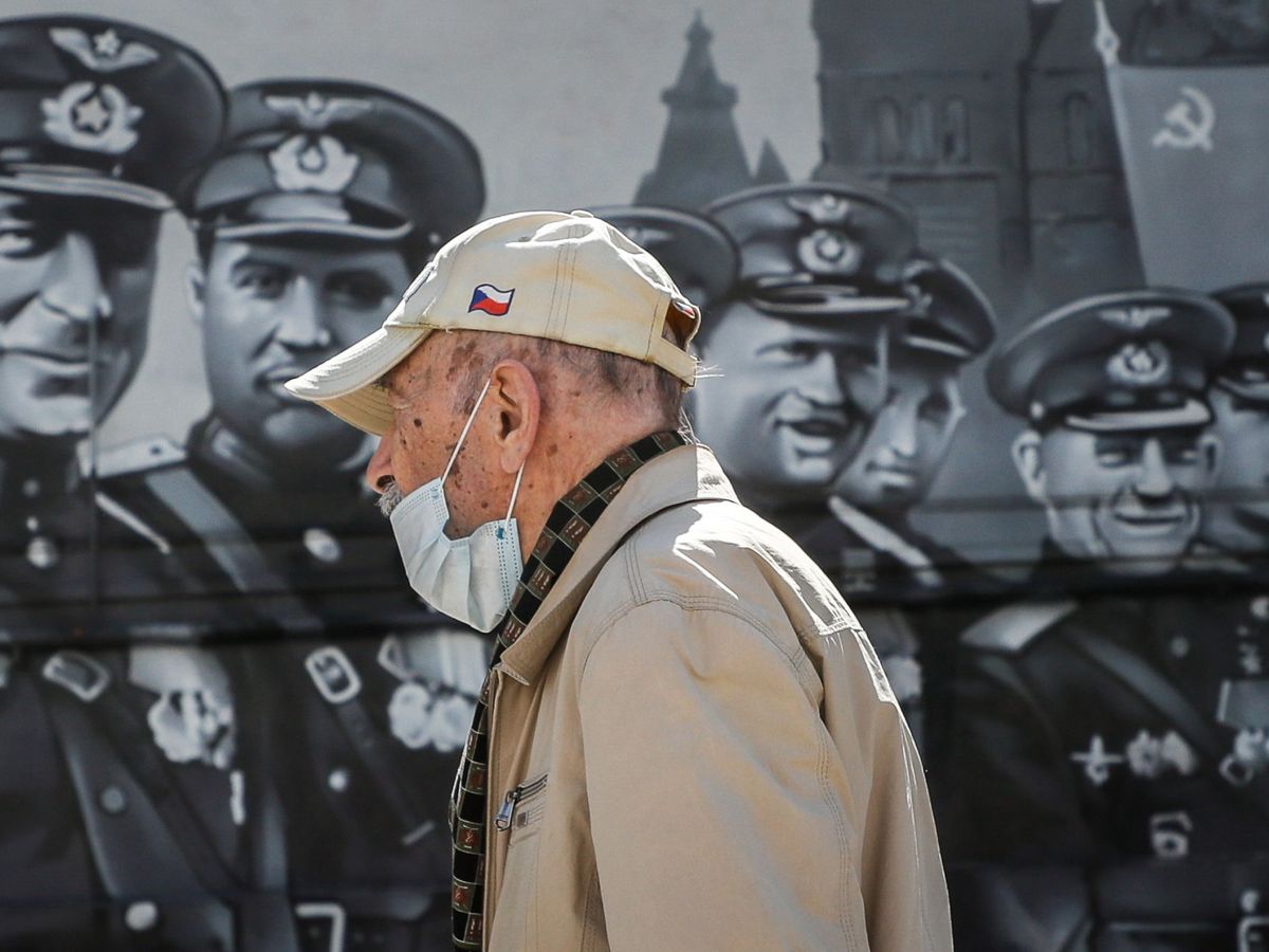 Foto: Un hombre pasea con una mascarilla en Moscú. (EFE)