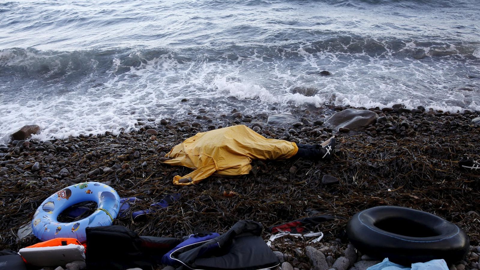 Foto: El cadáver de un persona que se ahogó frente a la isla de Lesbos cuando intentaba llegar a Europa, el 1 de noviembre de 2015 (Reuters).