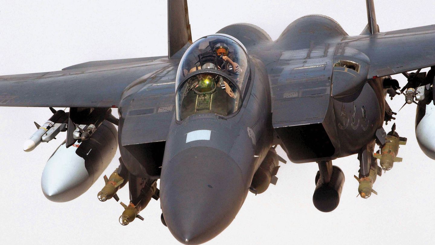 F-15E Strike Eagle sobre Irak en 2004 (USAF)