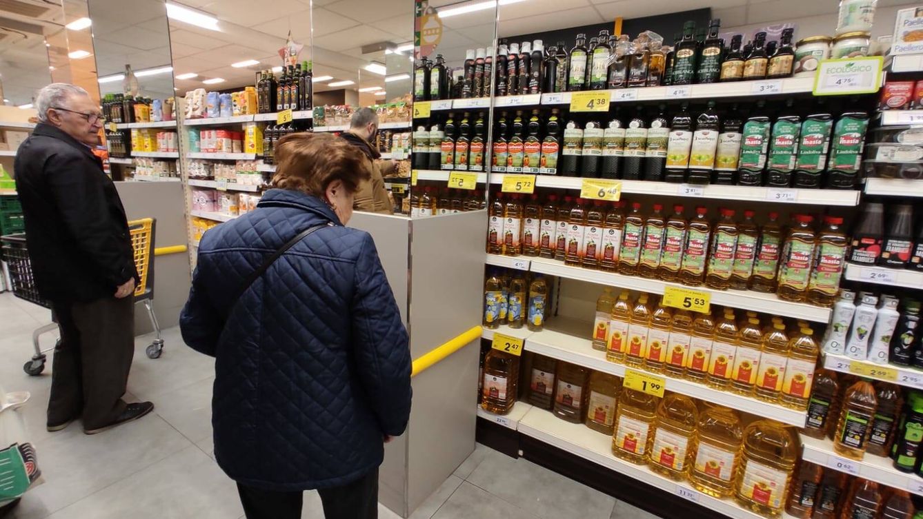 Una clienta inspecciona los aceites de oliva en un supermercado madrileño. (G. M.)