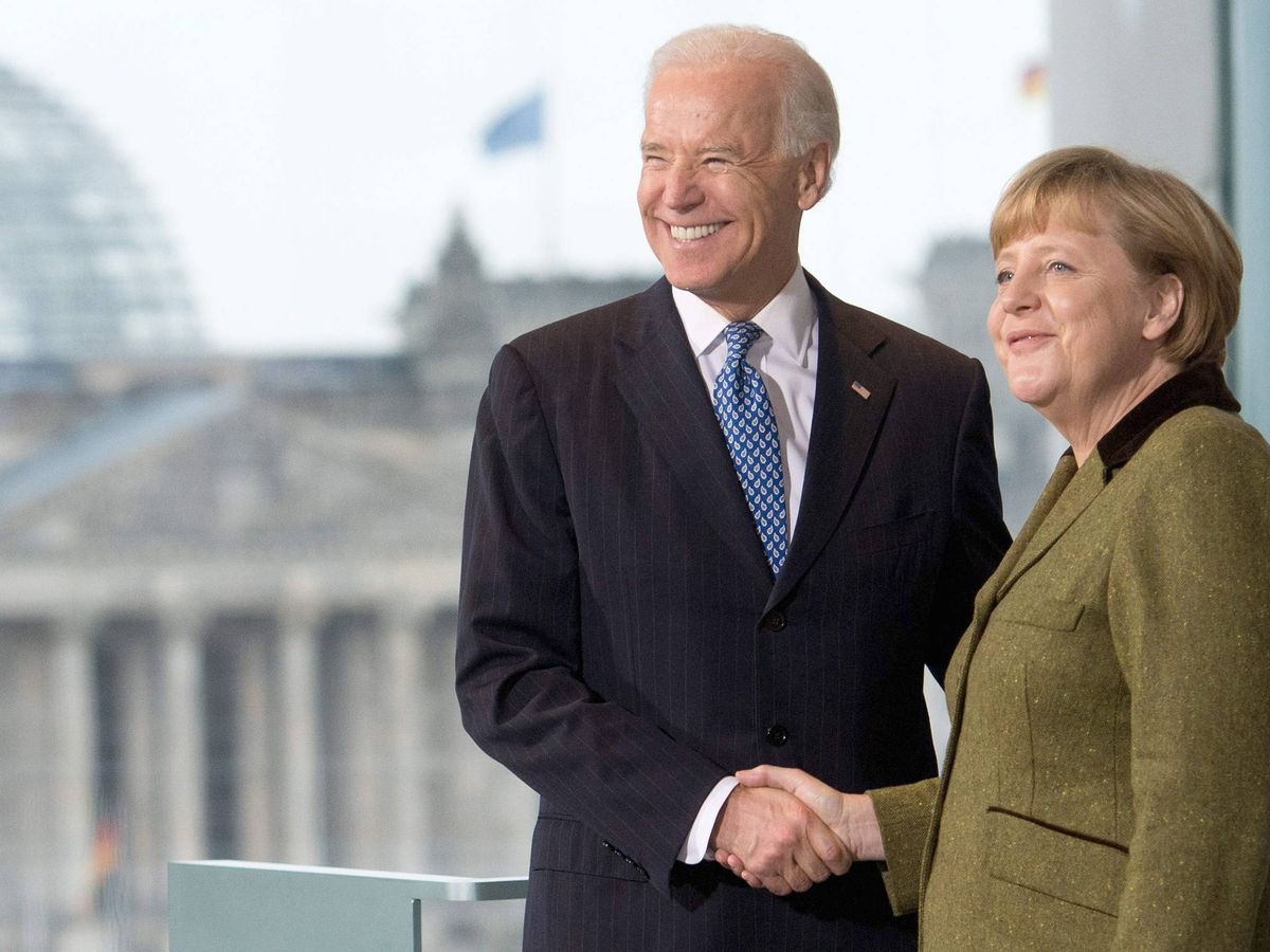 Foto: Biden, durante su etapa como vicepresidente, visitando a la canciller alemana. (EFE)