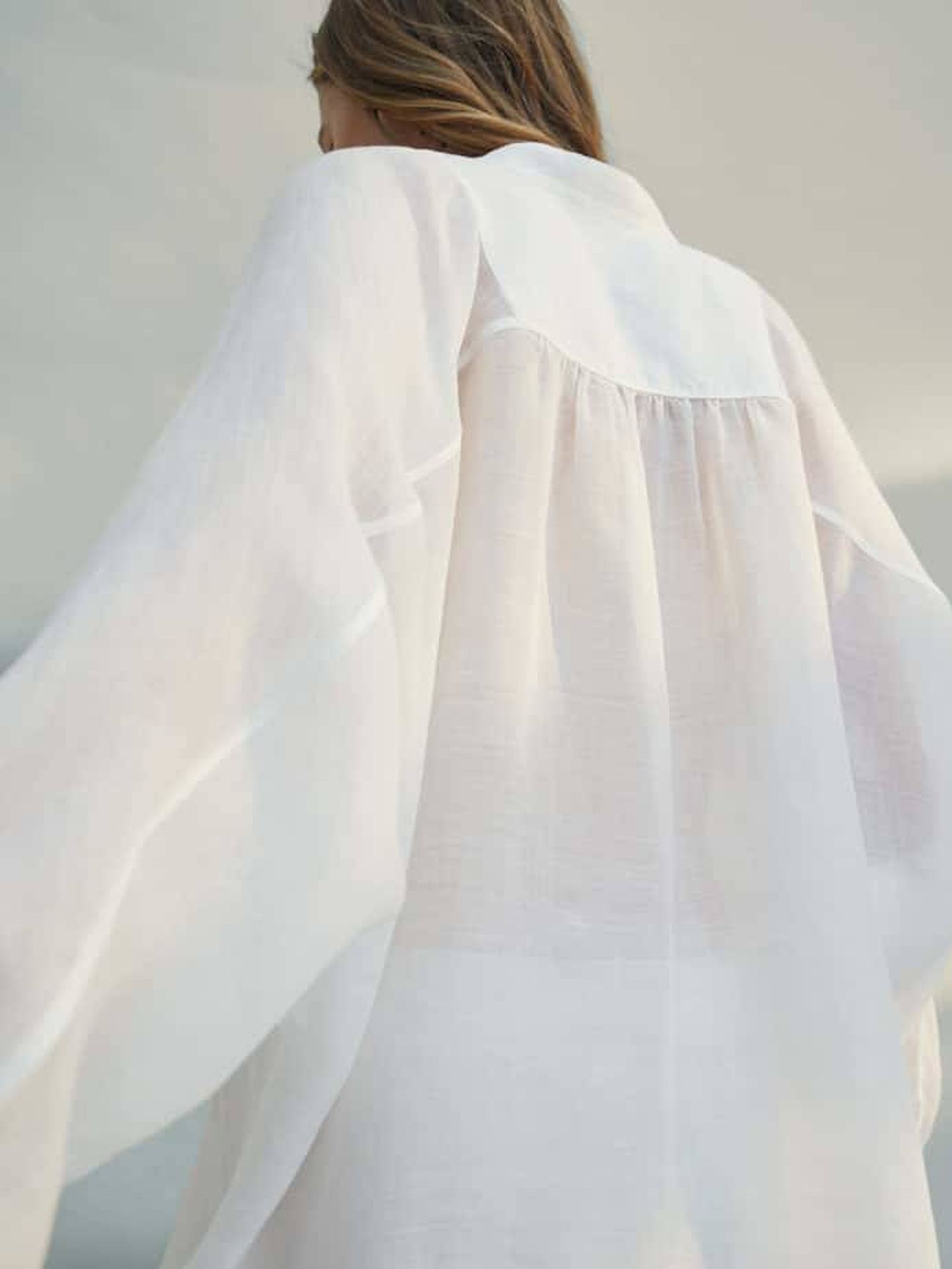 Camisa blanca de Massimo Dutti. (Cortesía)