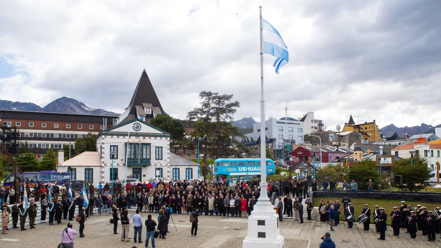 Ushuaia se transforma durante el Mundial. En la imagen, la Plaza Cívica.