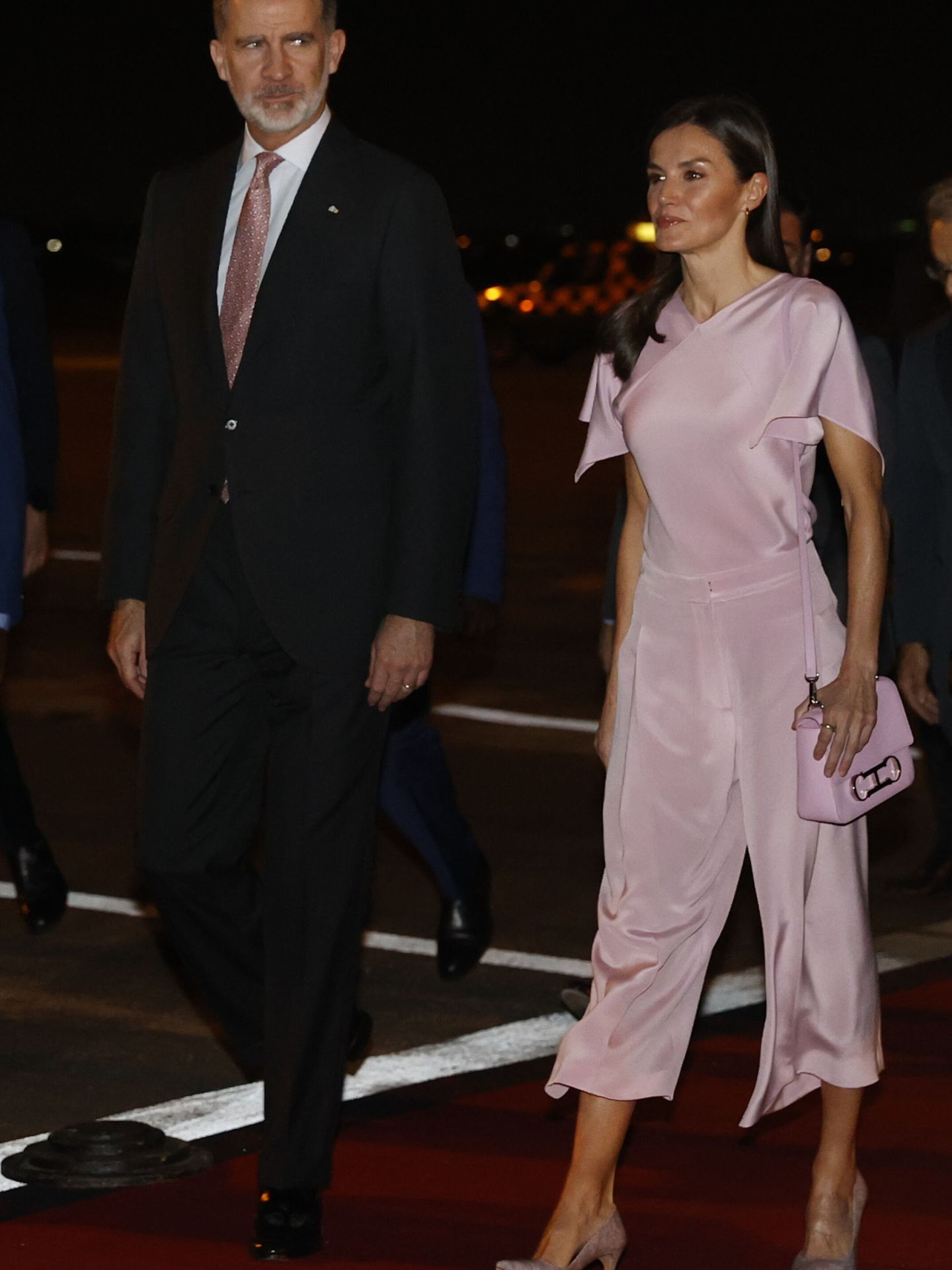 Los reyes Felipe y Letizia, a su llegada a Luanda. (EFE/Luis Tejido) 