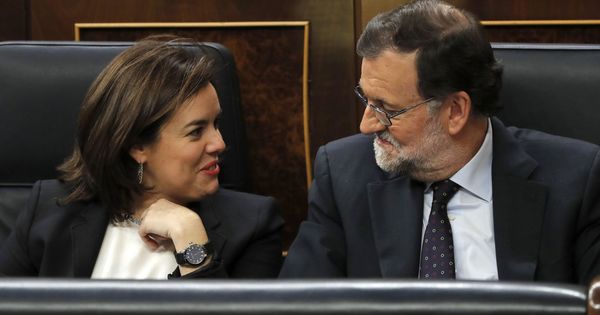 Foto: Fotografía de archivo del 04 03 2016 del expresidente del Gobierno, Mariano Rajoy, y la exvicepresidenta, Soraya Sáenz de Santamaría. (EFE)