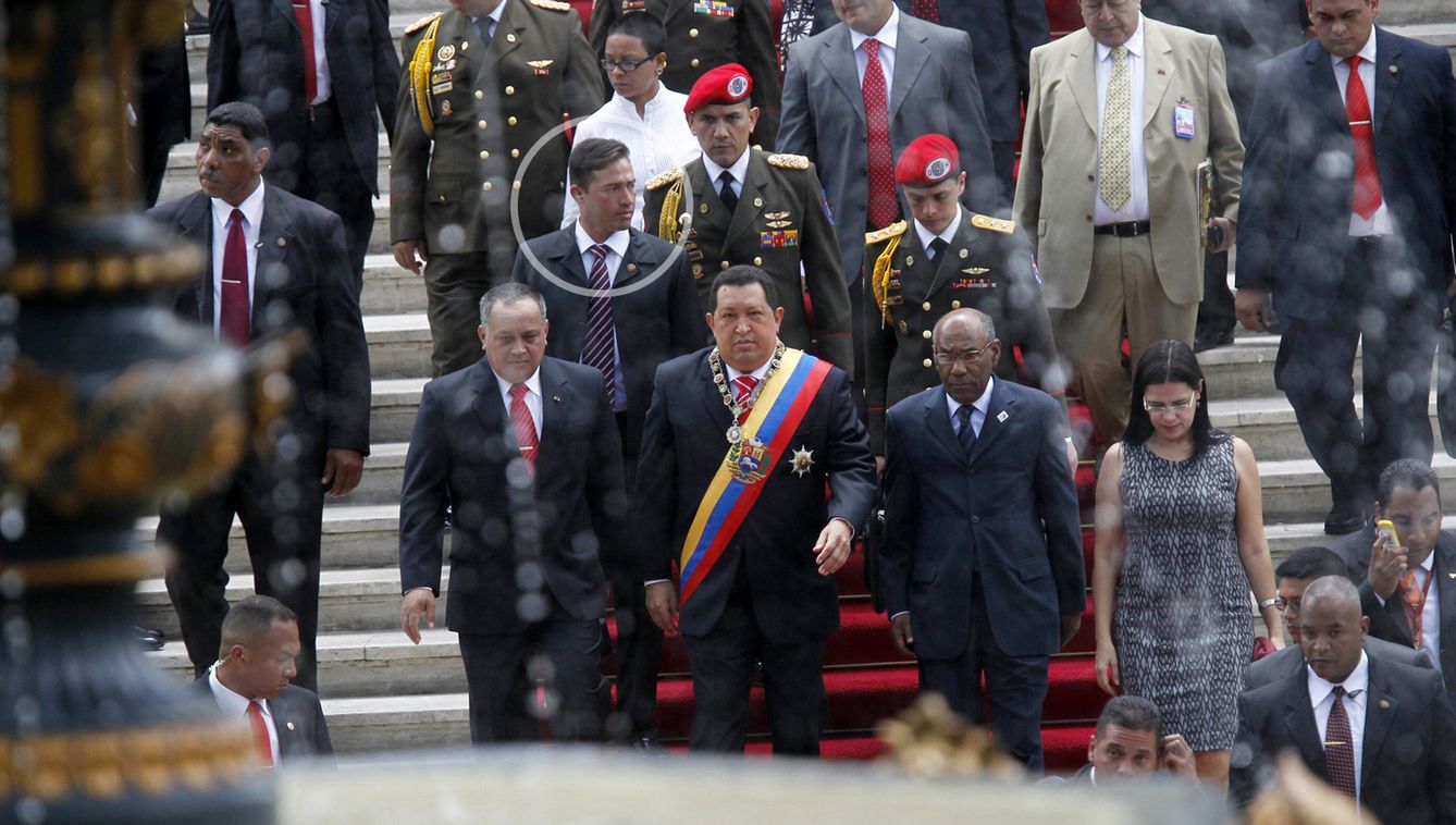 Leamsy Salazar acompañando a Chávez en un acto oficial en julio de 2012 (Efe).
